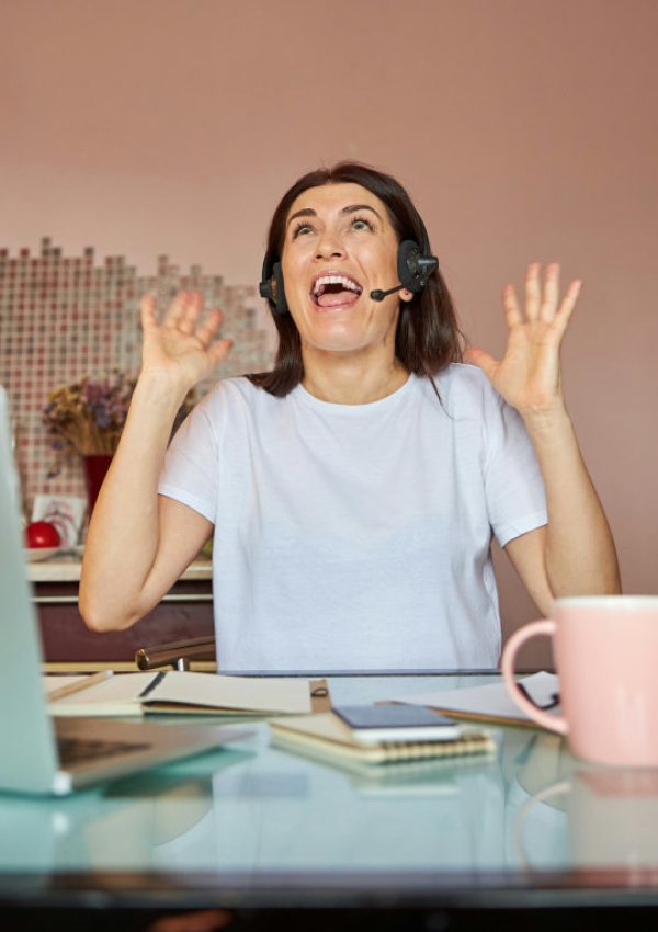 Mujer contenta con los resultados de sus anuncios.